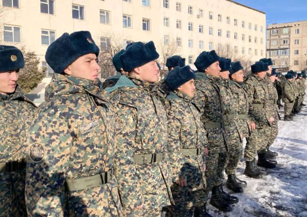 Гвардейцам в Шымкенте вручили боевое оружие