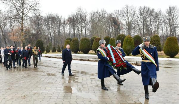 Делегация МИД РК почтила память казахстанских героев в Душанбе