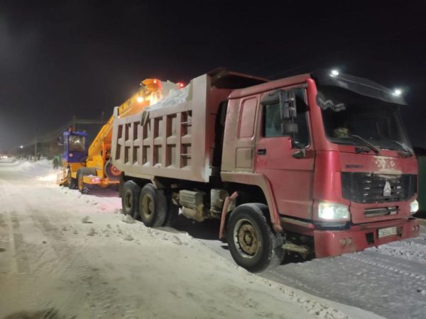 Снег в Астане: более 2,3 тысяч дорожных рабочих вышли на уборку