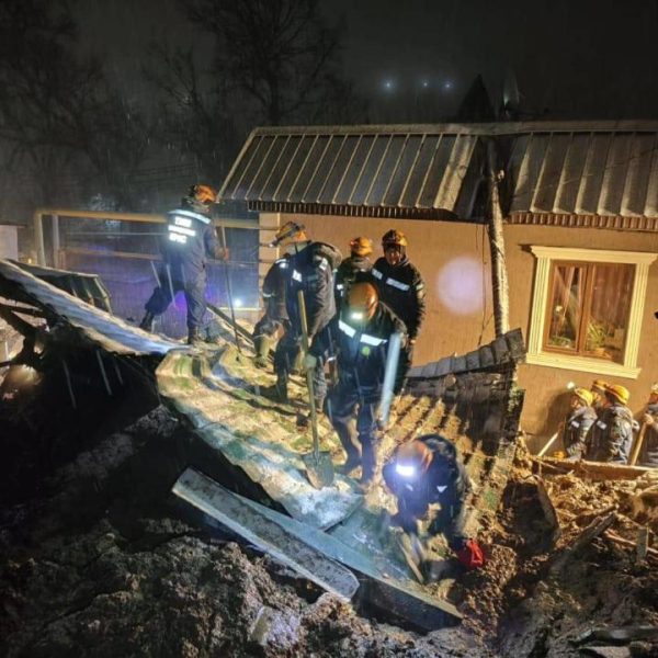 Ночной оползень повредил жилые дома в Алматы. Поиски людей продолжаются