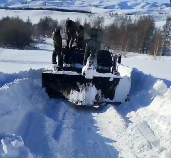 Военнослужащие принимают участие в расчистке дорог в ВКО