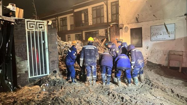 Ночной оползень повредил жилые дома в Алматы. Поиски людей продолжаются