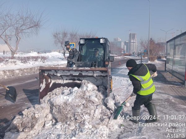 Снег в городе: в Астане более 2,3 тысяч дорожных рабочих вышли на уборку