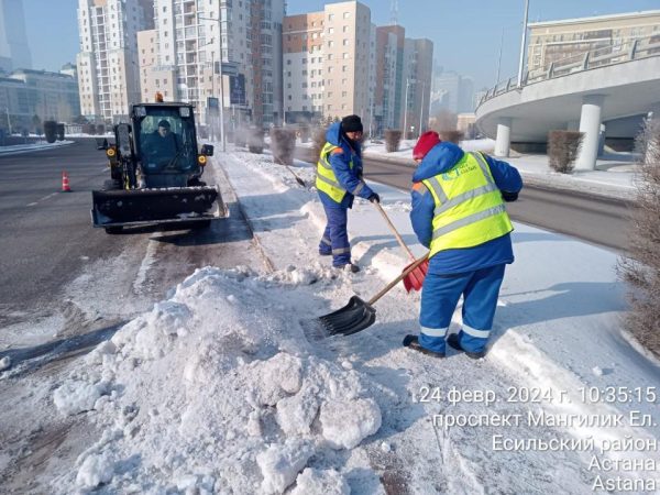 Снег в городе: в Астане более 2,3 тысяч дорожных рабочих вышли на уборку