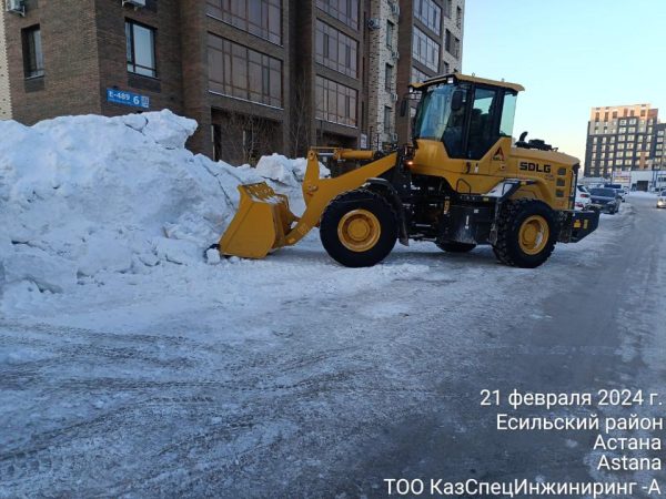 Снег в Астане: более 2,3 тысяч дорожных рабочих вышли на уборку