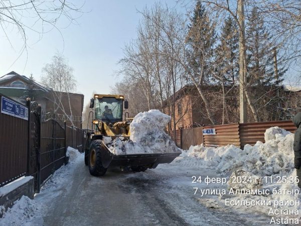 Снег в городе: в Астане более 2,3 тысяч дорожных рабочих вышли на уборку