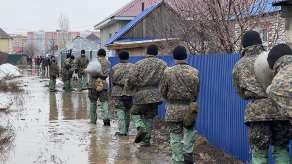 Гвардейцы пришли на помощь против паводков