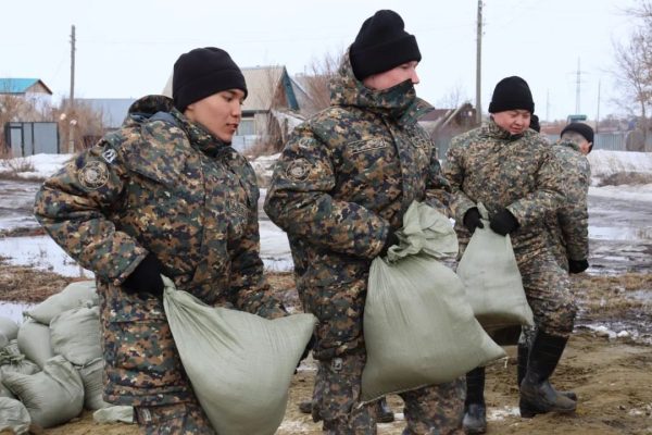 Гвардейцы помогают жителям Костанайской области