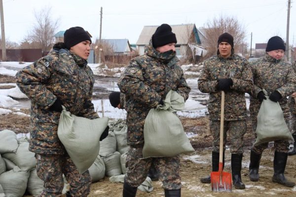 Гвардейцы помогают жителям Костанайской области