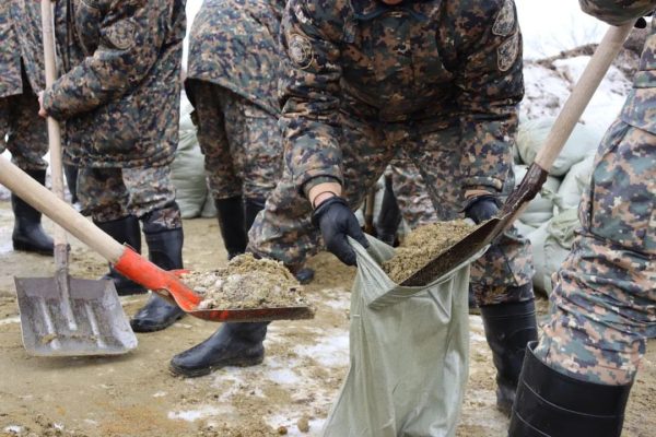 Гвардейцы помогают жителям Костанайской области