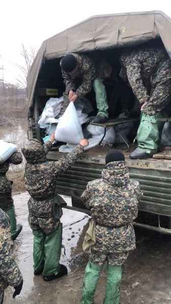 Солдаты Национальной гвардии оказывают помощь актюбинцам