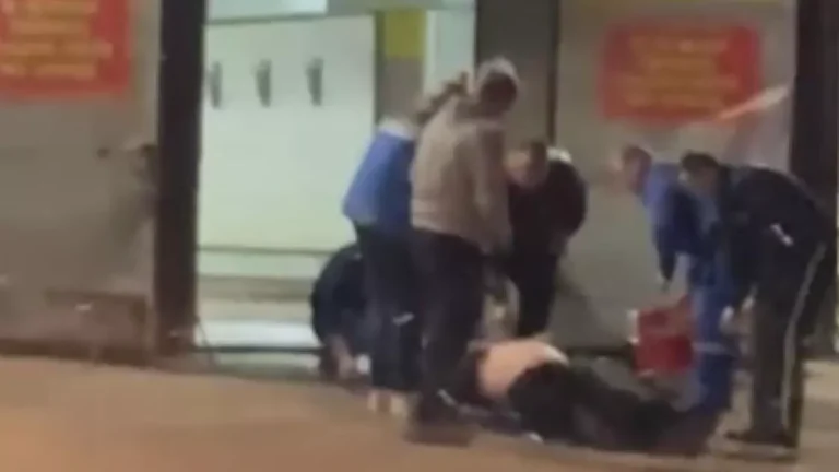 Двух человек ударили ножом у автомойки в Петропавловске