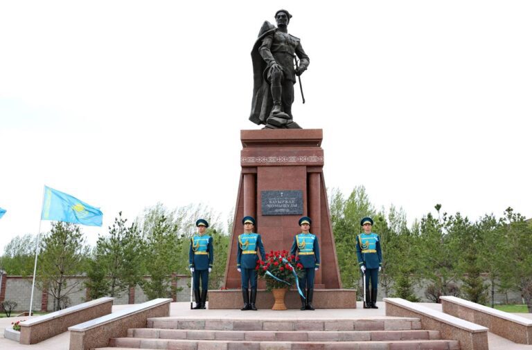 Руководитель Администрации президента Айбек Дадебаев возложил цветы к памятнику Бауыржану Момышулы
