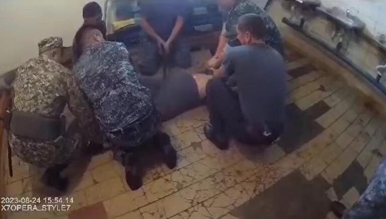 Начался суд над 12 сотрудниками колонии Атбасара по делу о пытках