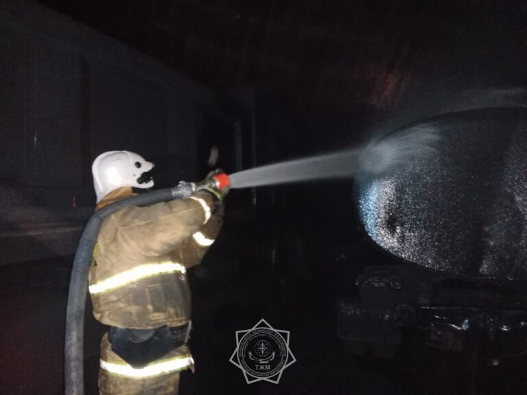 Пожарные Целиноградского района предотвратили взрывы на пожаре