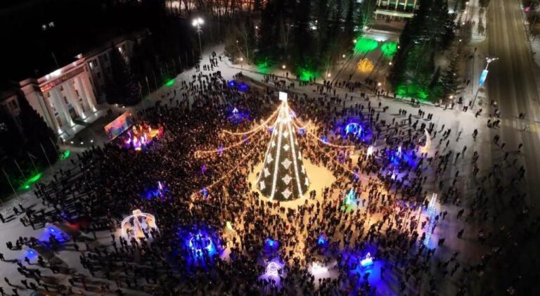 В Кокшетау единовременно зажгли 8 новогодних ёлок