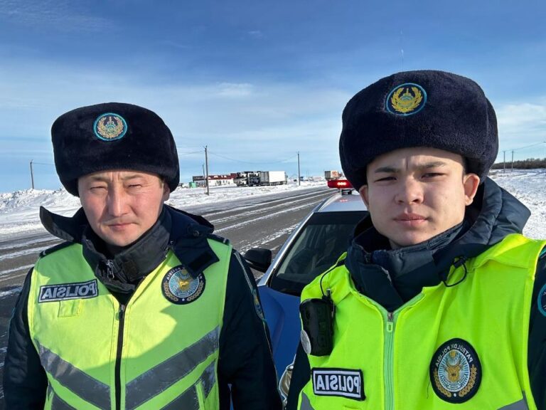 Акмолинские полицейские помогли семье, оставшейся на трассе в сломанном авто