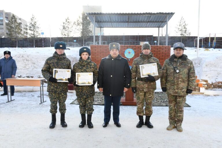 В Кокшетау поощрили военнослужащих, задержавших подозреваемого в убийстве по горячим следам