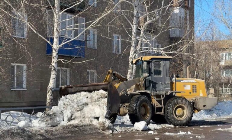 В Макинске усилена работа по вывозу снега