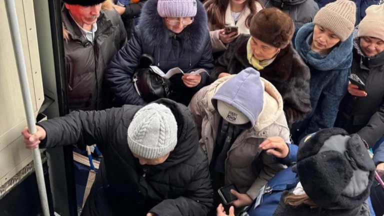 Более 300 человек перевезли на поездах с закрытых из-за непогоды трасс