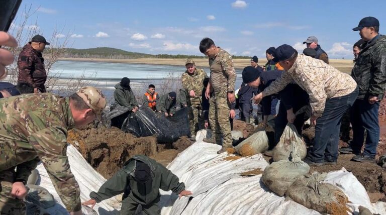 В селе Макинка района Биржан сал ведутся масштабные противопаводковые мероприятия